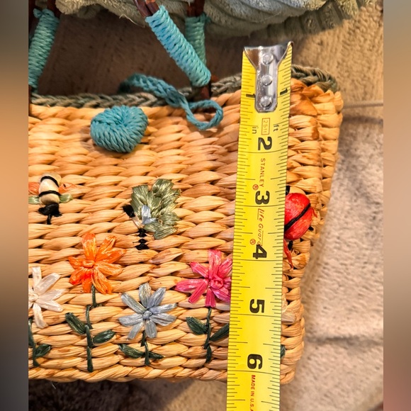Straw Handbag w/ Bees & Flowers, One Button Closure, interior cotton lining - Picture 7 of 10